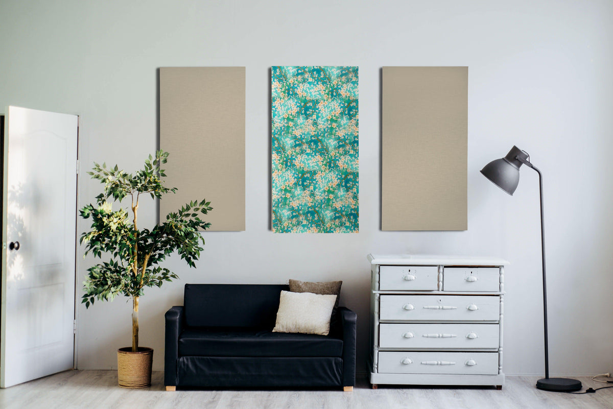 Interieur met drieluik akoestische wandpanelen