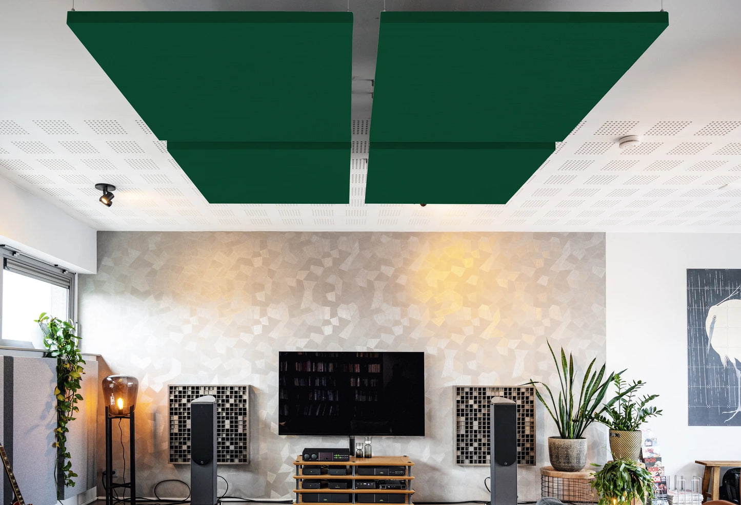 Dennengroen linnen akoestisch plafondpaneel in huiskamer 