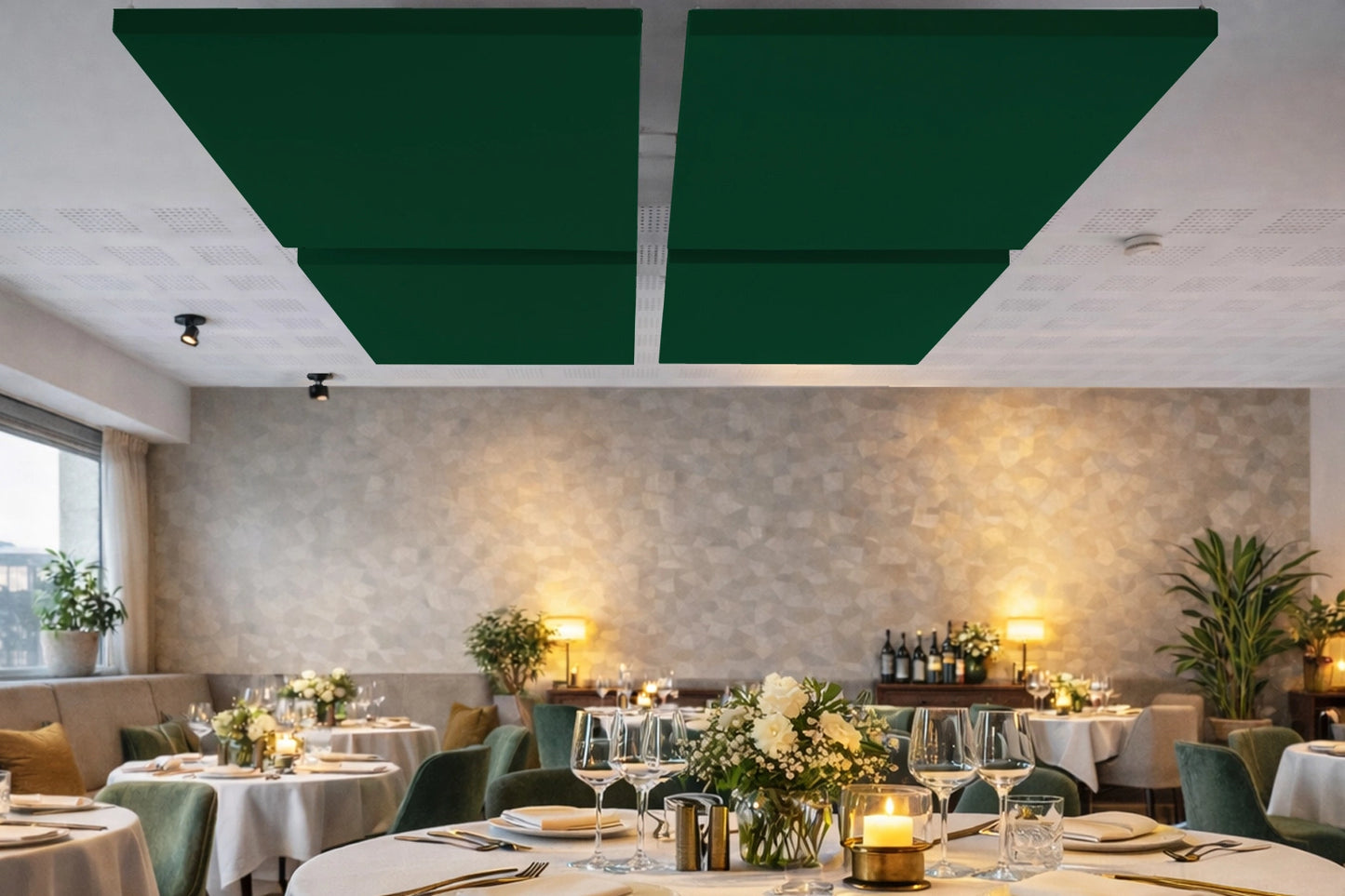 Dennengroen linnen akoestisch plafondpaneel in restaurant interieur 