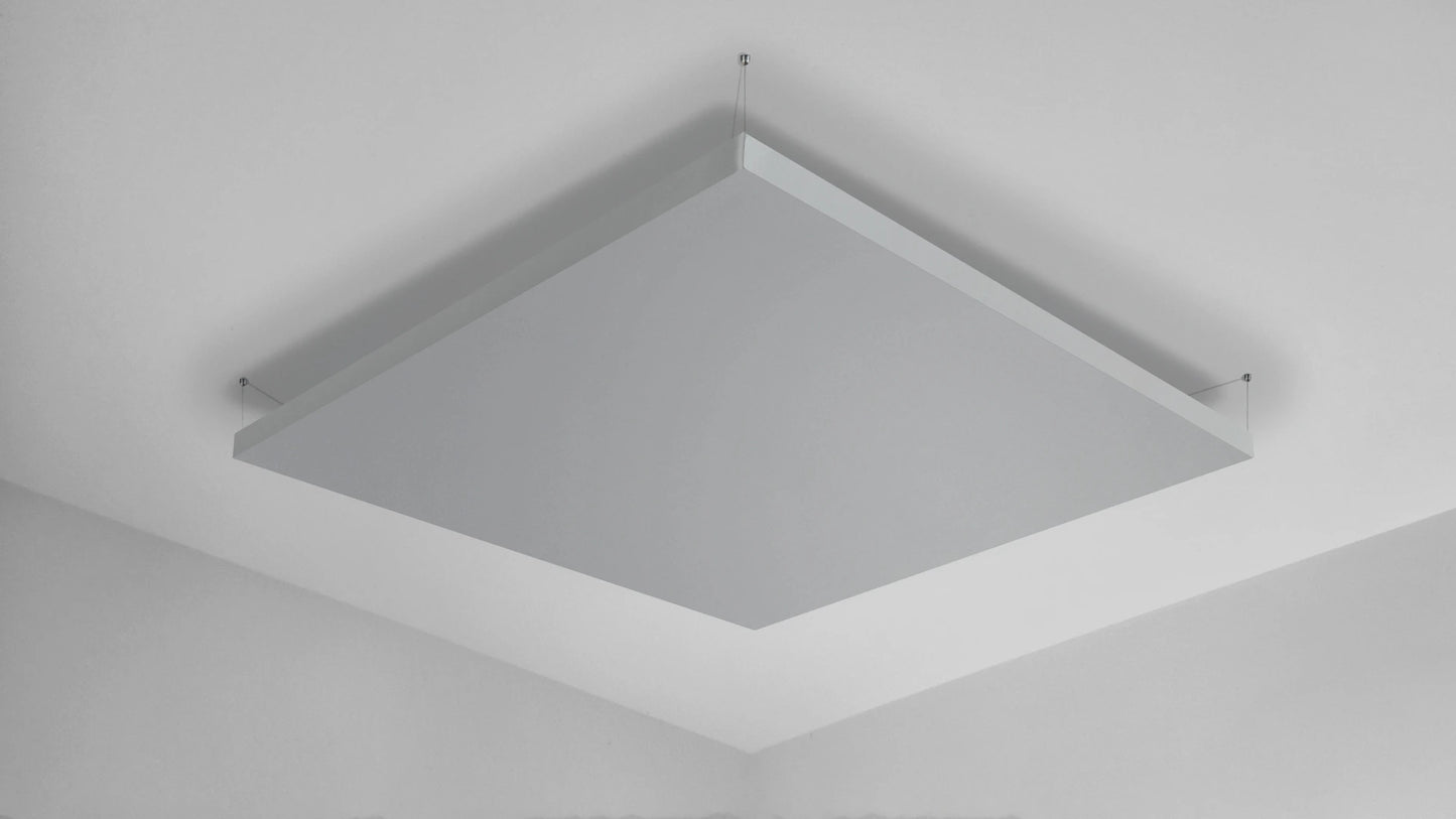Lichtgrijs akoestisch plafondpaneel met ophangsysteem