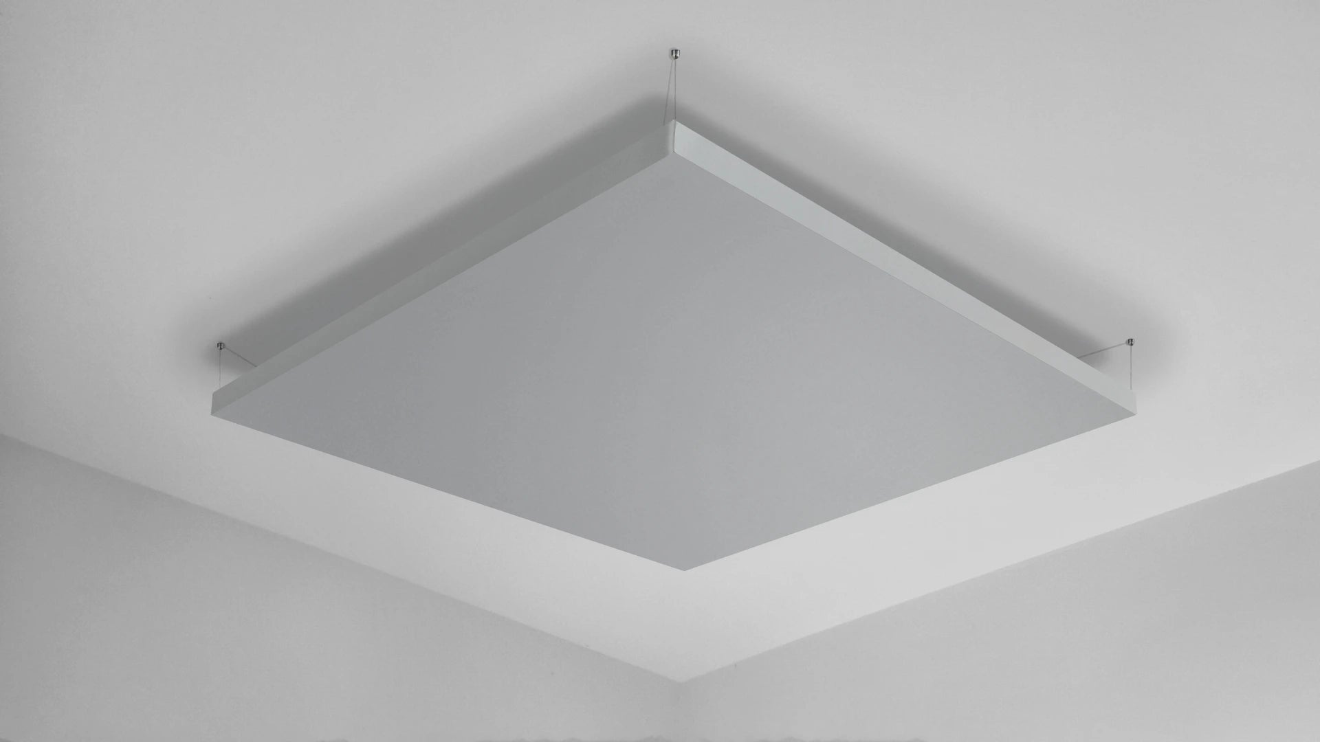 Lichtgrijs akoestisch plafondpaneel met zilveren ophangsysteem