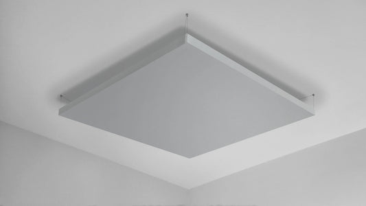 Lichtgrijs akoestisch plafondpaneel met zilveren ophangsysteem