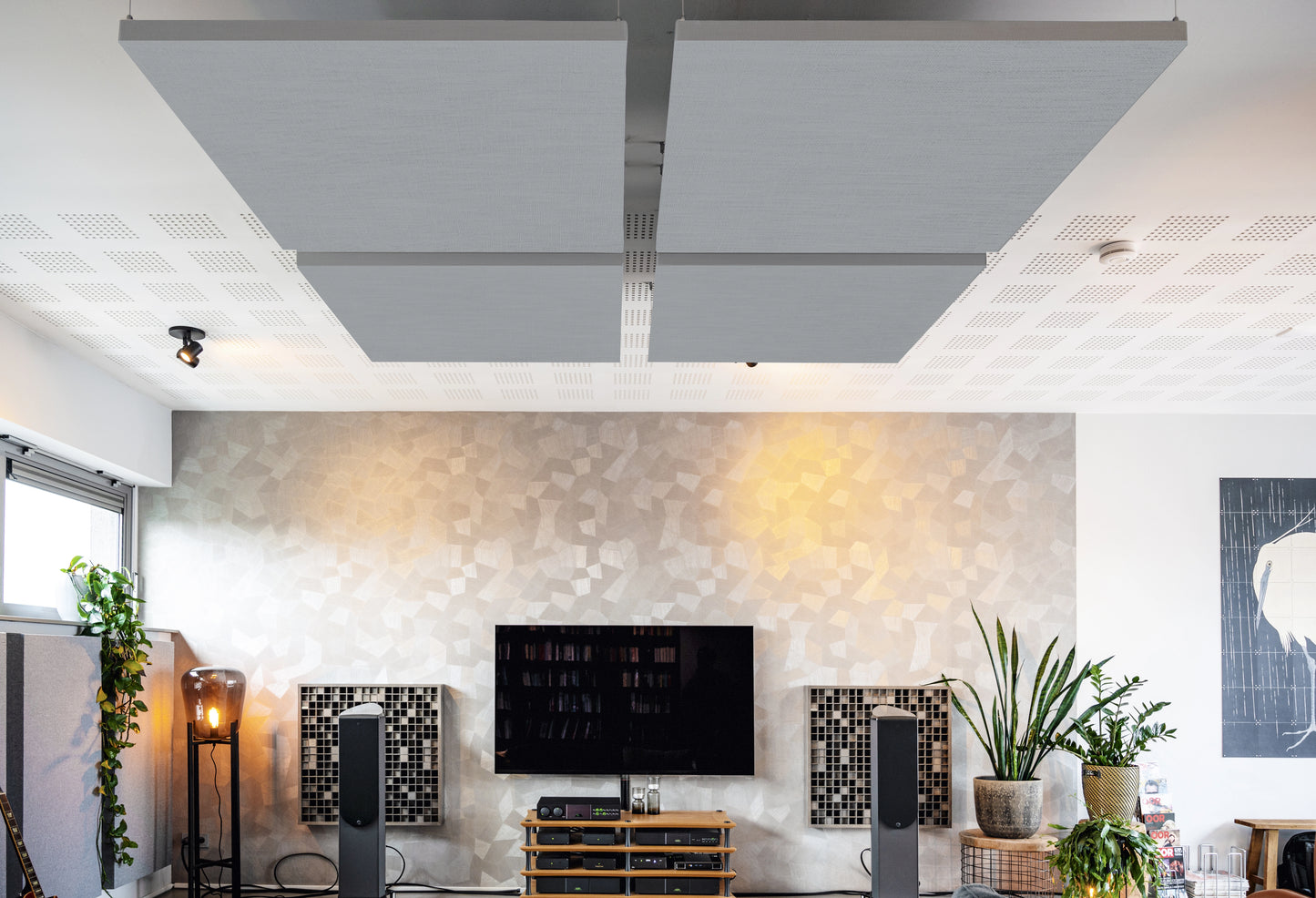 Lichtgrijs linnen akoestisch plafondpaneel in moderne huiskamer 