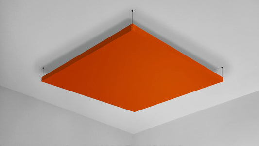 Oranje akoestisch plafondpaneel met zwart ophangsysteem