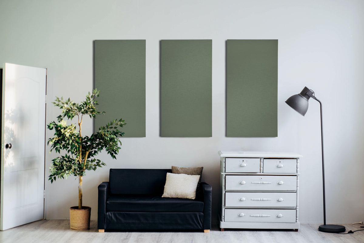 Interieur met drie groene linnen akoestische panelen