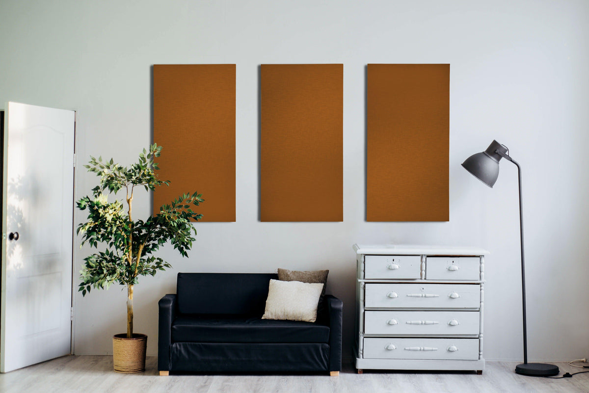 Interieur met saffraan linnen wandpanelen