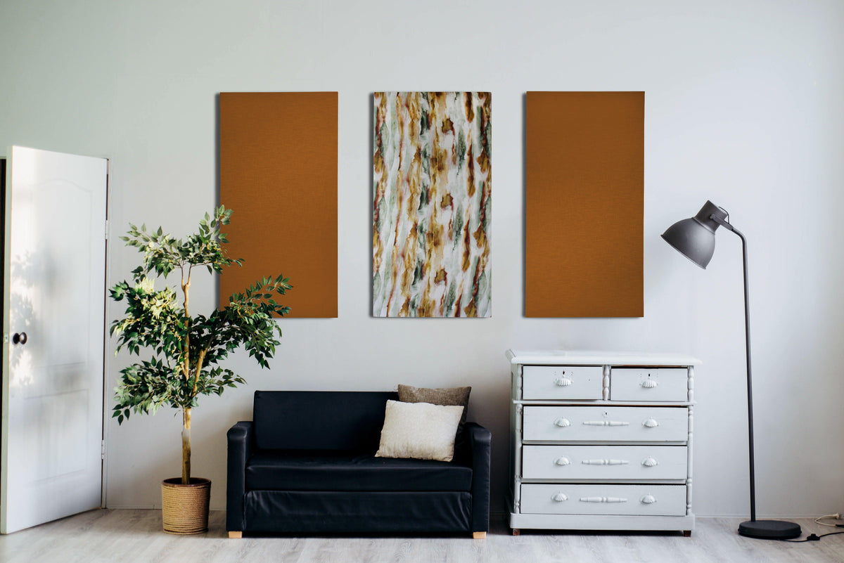 Interieur met drieluik akoestische wandpanelen