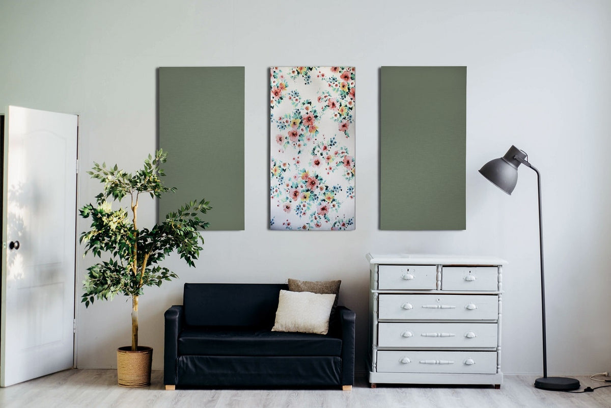 Akoestisch wandpaneel toegepast achter bank in interieur