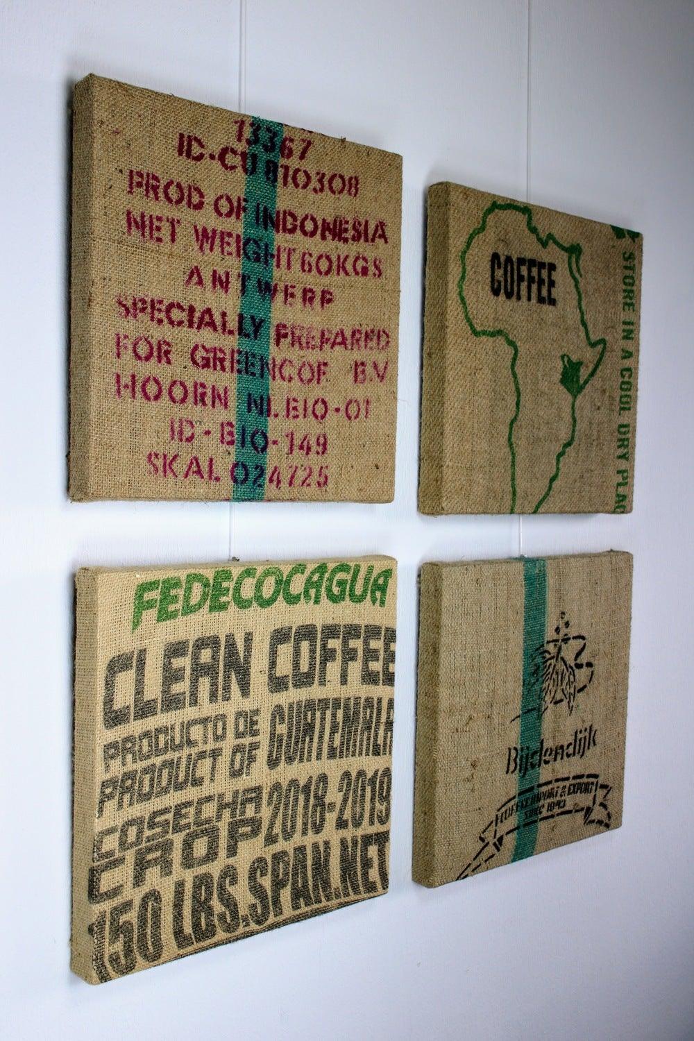 Akoestische wandpanelen van jute koffiezakken